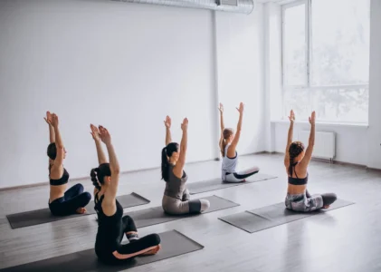 Les 10 positions de yoga idéales pour débuter en douceur