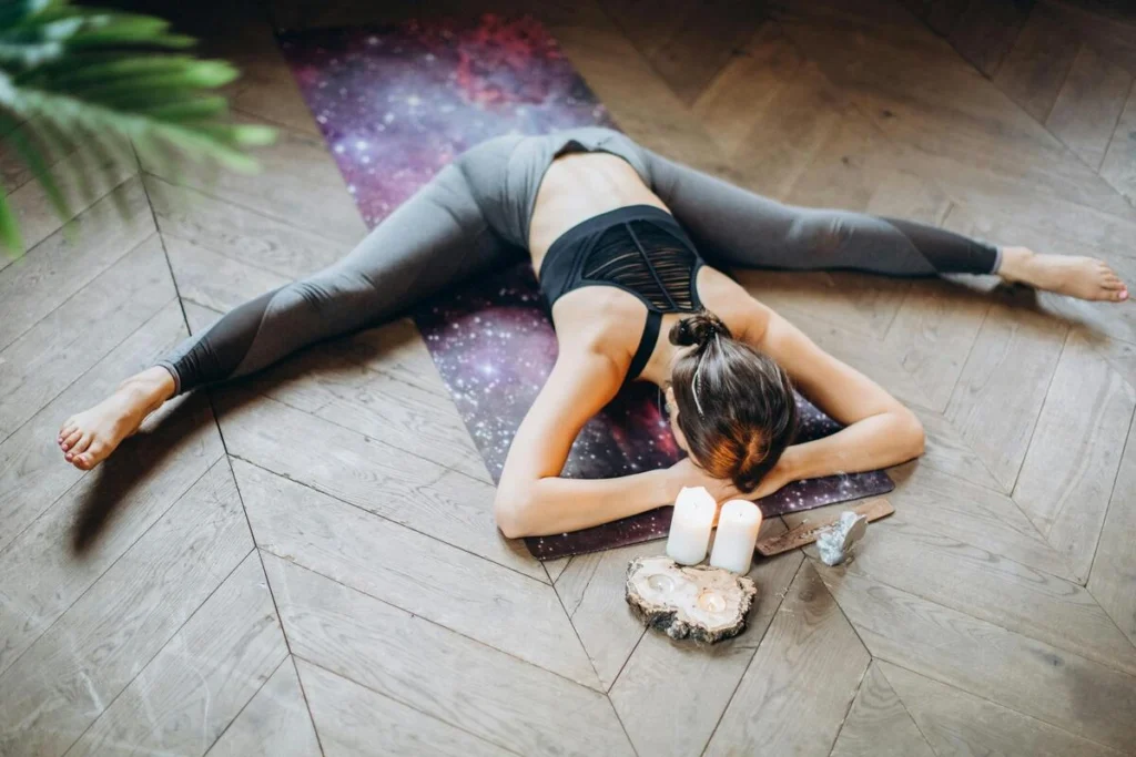 Pratique de yin yoga avec bougies pour un moment de relaxation profonde.