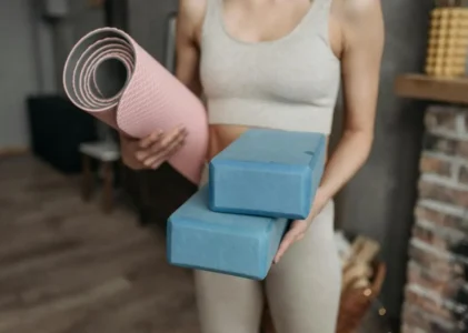 Quel matériel pour débuter le yoga ? Le guide bienveillant pour s’équiper sans stress