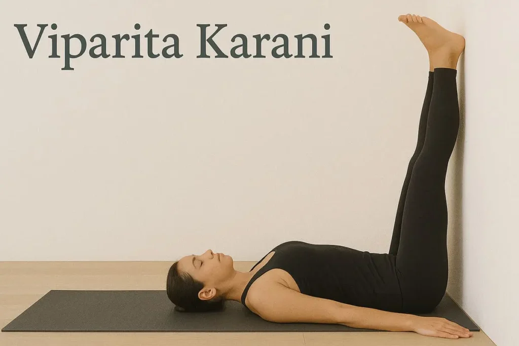 Femme en posture Viparita Karani, allongée au sol avec les jambes verticales contre un mur, pour une détente profonde.