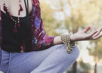 Les Yamas et Niyamas : les bases éthiques du yoga