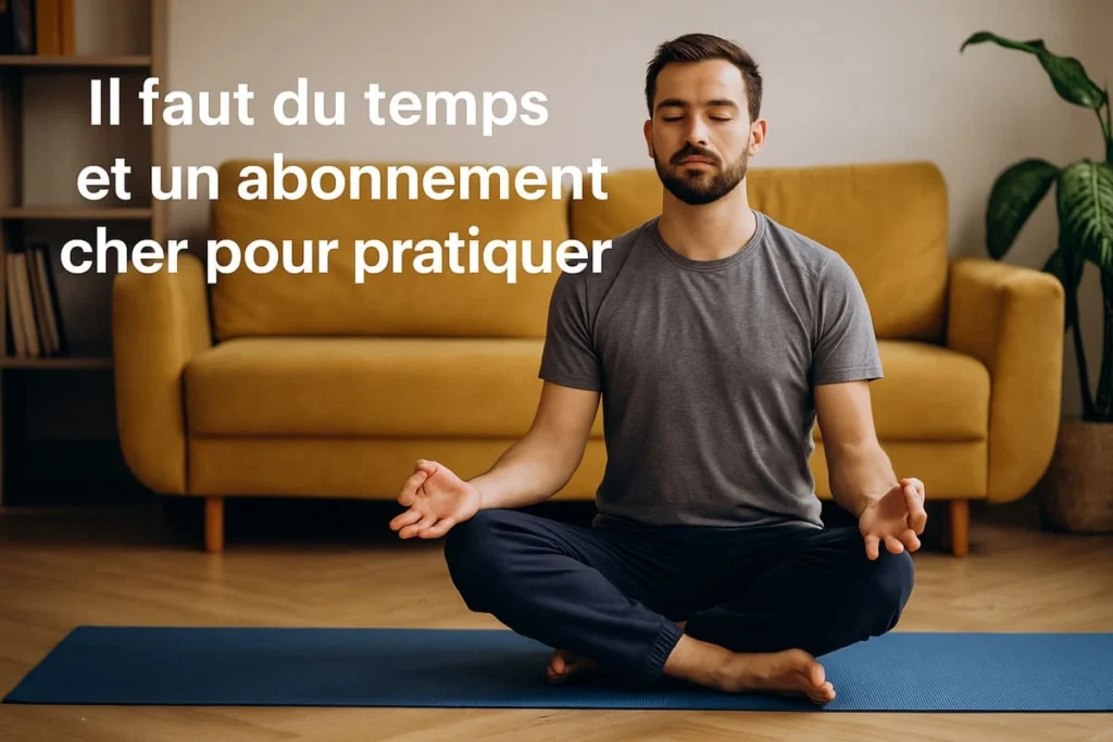 Homme pratiquant le yoga chez lui, assis en tailleur sur un tapis, montrant que la pratique peut être simple et accessible.